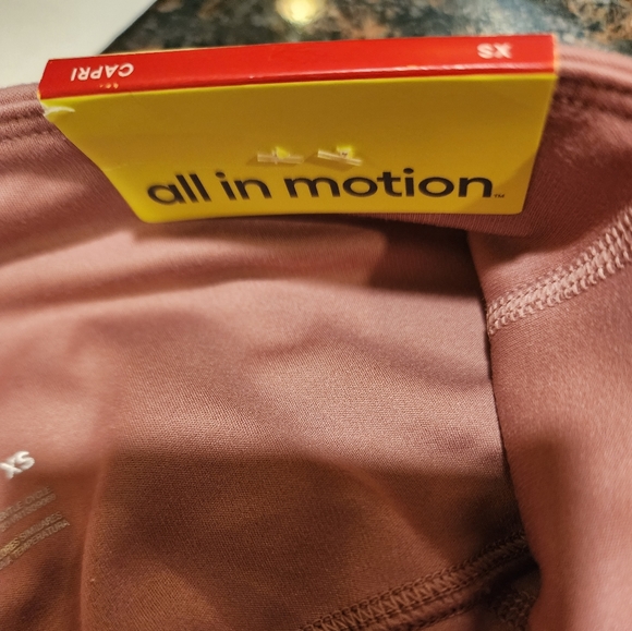 All in Motion Ultra Highrise Crop Yoga Pants Womens XS Rose Ruched Hem 2 Pockets - Picture 9 of 9